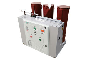 vs1戶內(nèi)真空斷路器具備滅弧電壓低、滅弧能力強(qiáng)、分?jǐn)嗨俣瓤?、開(kāi)斷容量大、使用期長(zhǎng)、適應(yīng)頻繁操作等特性，在供電系統(tǒng)中逐漸替代了其他類(lèi)型開(kāi)關(guān)，獲得了普遍的運(yùn)用。但真空斷路器在開(kāi)斷過(guò)程中會(huì)形成過(guò)電壓，若在運(yùn)作中錯(cuò)誤操作，也會(huì)導(dǎo)致斷路器發(fā)生爆炸等事故，給生產(chǎn)安全帶來(lái)重大影響。因而需根據(jù)過(guò)電壓的類(lèi)型采取相應(yīng)的措施，以降低過(guò)電壓的形成和減少過(guò)電壓的數(shù)值，除真空斷路器生產(chǎn)制造工藝層面的問(wèn)題外，能夠加裝保護(hù)器以更改負(fù)荷參數(shù)，進(jìn)而達(dá)到目地。